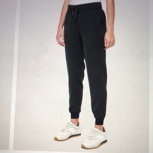 NWT Lululemon on the fly jogger woven, size 6